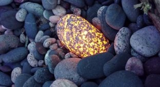 Необычные камни из озера Верхнее, которые светятся в ультрафиолете (5 фото + видео)