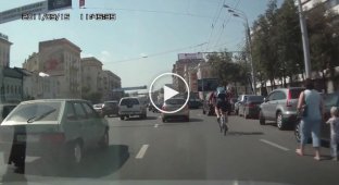 Велосипедист засмотрелся на девушек и попал в аварию