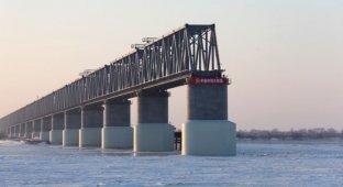 Российско-китайский мост через реку Амур построен лишь наполовину (фото)