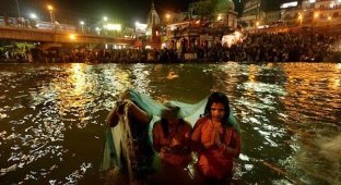 Религиозный праздник Кумбха-мела в Индии (15 фото)