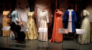 В Виндзорском замке показали платья королевы за 90 лет (30 фото)