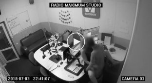 Парочка занялась сексом в студии киевского радио