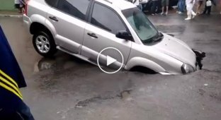 В Бразилии автомобиль провалился под землю