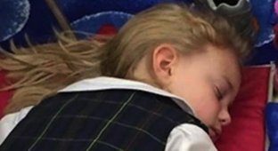 Малышка уснула прямо на полу держа за ручку другую девочку