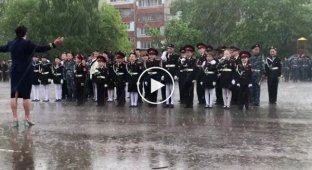 Маленьких российских школьников не остановит никакой ливень