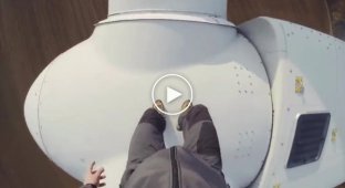 Очень адреналиновое видео, в котором парень залазит на лопасти электроветряка