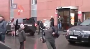 Рен-ТВ заботливо замазало лицо напавшего на Навального