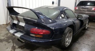 Поджаренный на открытом огне: Dodge Viper 2001 года хотят продать за 50.000 долларов (10 фото)
