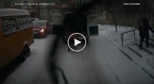 В Магнитогорске сотрудники скорой помощи спустили пациента с лестницы