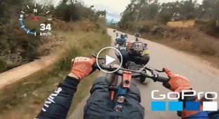 Необычные гонки с горы без двигателей с интересным комментатором в Колумбии