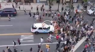 Полиция Нью-Йорка машинами давит протестующих