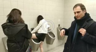 Справлявшая нужду в писсуар мужского туалета девушка вывела мужчину из себя (мат)