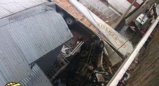  В Киеве с Южного моста упала фура (20 фото)