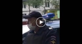 Московский полицейский головой врезался в столб во время погони за закладчиком