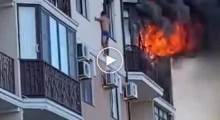 Житель Анапы, спасаясь от пожара в квартире, вылез на карниз