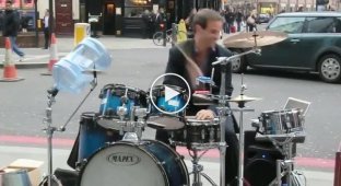Барабанщик Oded Kafri на улицах Ливерпуля