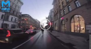 Странная авария в центре Петербурга с участием пешехода и велосипедиста