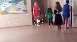 В Ростовской области учительнице не понравился макияж семиклассницы и она сама насильно смыла его в раковине