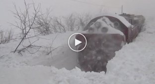 Снегопад против железнодорожного очистителя