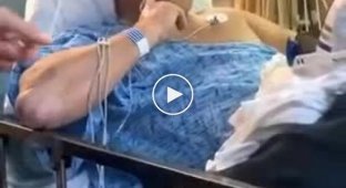 Неунывающий пациент подшучивает над медсестрами