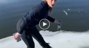 Бег по льдинам у девушки явно провалился