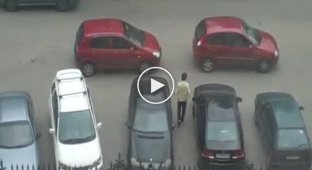 Две блондинки заперли парня на парковке