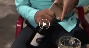 Мужчина решил удивить друзей и попробовал открыть их пивные бутылки с помощью смартфона