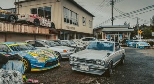 Редкие автомобили ржавеют на автомобильной парковке автосервиса в Японии (31 фото)