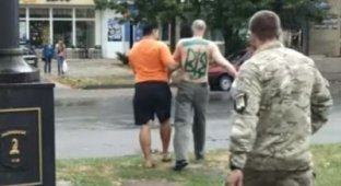 Поклоннику “русского мира” в Лисичанске нарисовали тризубец на спине