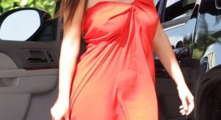 Ким Кардашян в легком платье в Майами (4 фото)