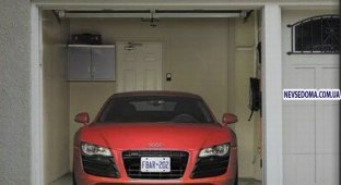Наклейка для гаража с Audi R8 V10 (3 фото)
