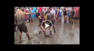 Странные танцы в грязи на музыкальном фестивале
