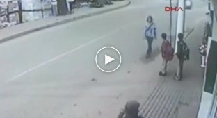 Столб спас троих пешеходов
