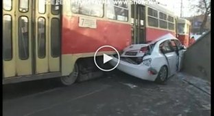 Трамвай размазал машину с беременной женщиной