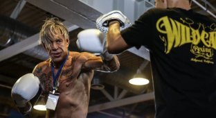 62-летний Микки Рурк тренеруется перед боем в Москве (22 фото)