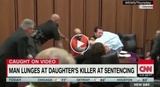 Мужчина бросился на убийцу дочери при вынесении приговора