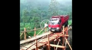 Деревянный мост и грузовик. Что может пойти не так