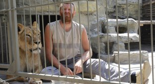 Украинский художник закрылся в клетке с беременной львицей (12 фото)