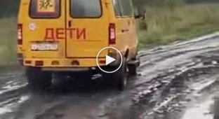 Дрифт в грязи на школьном автобусе