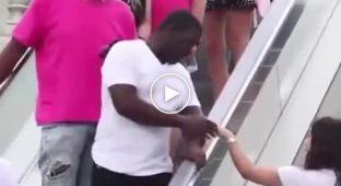 Забавная реакция мужчины на нежные прикосновения незнакомки на эскалаторе