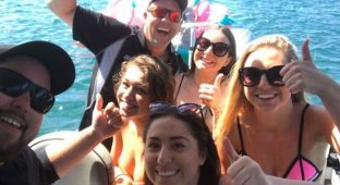 В Австралии 4 девушки случайно оказались в открытое море на надувных фламинго, единороге и динозавре (3 фото)