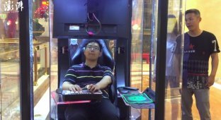 Китайский торговый центр установил кабинки для скучающих на шопинге мужей (5 фото + 1 видео)