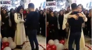 Пару из Ирана «арестовали за вирусное видео романтического предложения» в торговом центре, которое «оскорбляет ислам» (2 фото + 1 видео)
