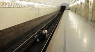 Экстремальный сон в метро (3 фото + видео)