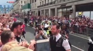 Полицейский сделал предложение своему бойфренду на параде секс-меньшинств 