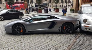 Пустой Lamborghini Aventador врезался в лондонское такси (4 фото)