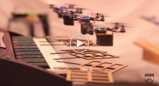 Летающие роботы играют тему из Джеймс Бонда
