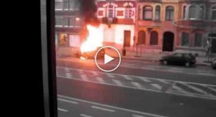 В Брюсселе машина горела как фейерверк