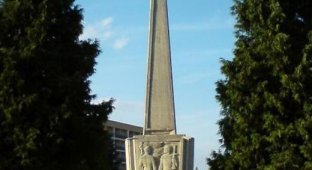 Поляки снесли памятник Благодарности и Братства (10 фото)