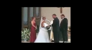На свадьбе перед священиком потерял штаны